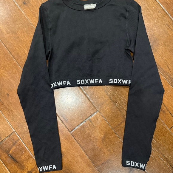 White Fox Tops - Sarah’s Day White Fox Women’s small black long sleeve ribbed crop